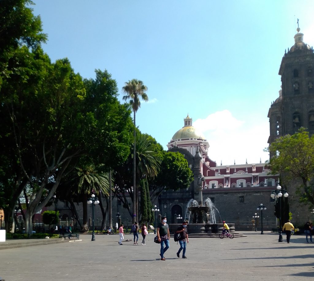 ¡Al fin encontramos a los culpables de que se prolongue la cuarentena!…los poblanos se pasean en el Centro Histórico sin cubreboca ni sana distancia