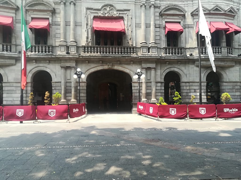 Policías resguardan el palacio municipal de Puebla capital