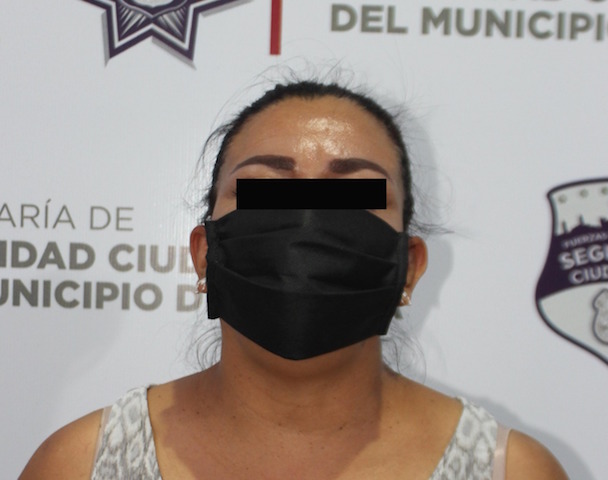 Detuvo policía municipal de Puebla a mujer que pretendía obtener una tarjeta bancaria con una identificación aparentemente falsa