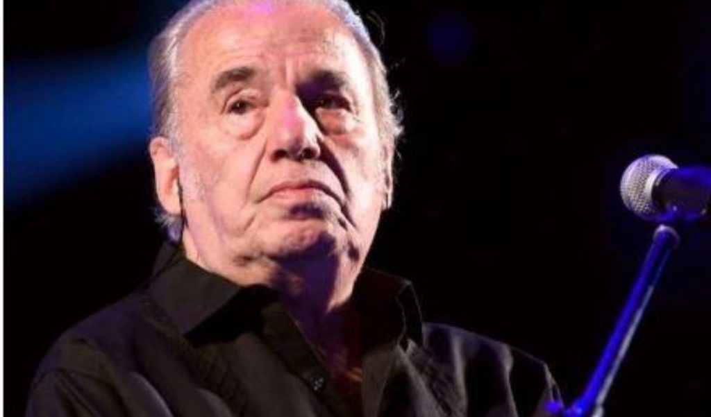 Óscar Chávez mira la retransmisión de su concierto y el homenaje a Celso Piña