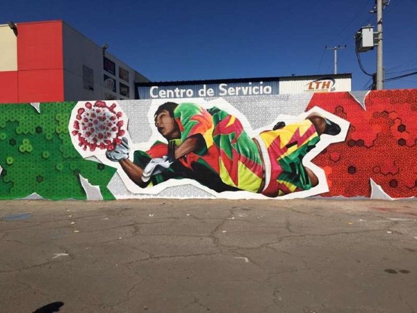 Artistas pintan mural de Jorge Campos ‘atajando’ el coronavirus