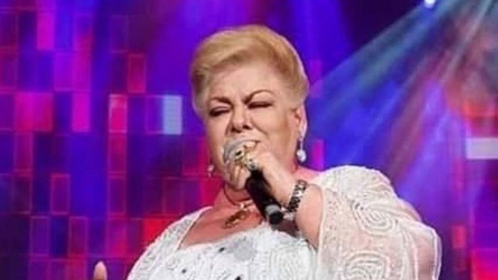 Paquita la del Barrio sufre fuerte caída