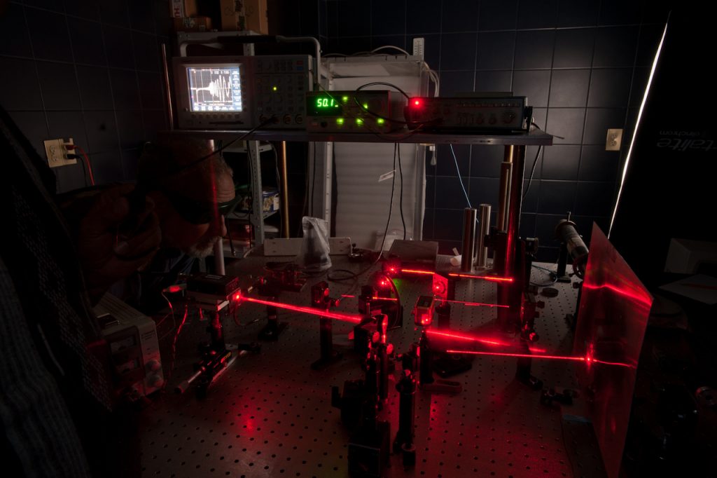 Con pláticas y experimentos en línea, festejan el Día Internacional de la Luz