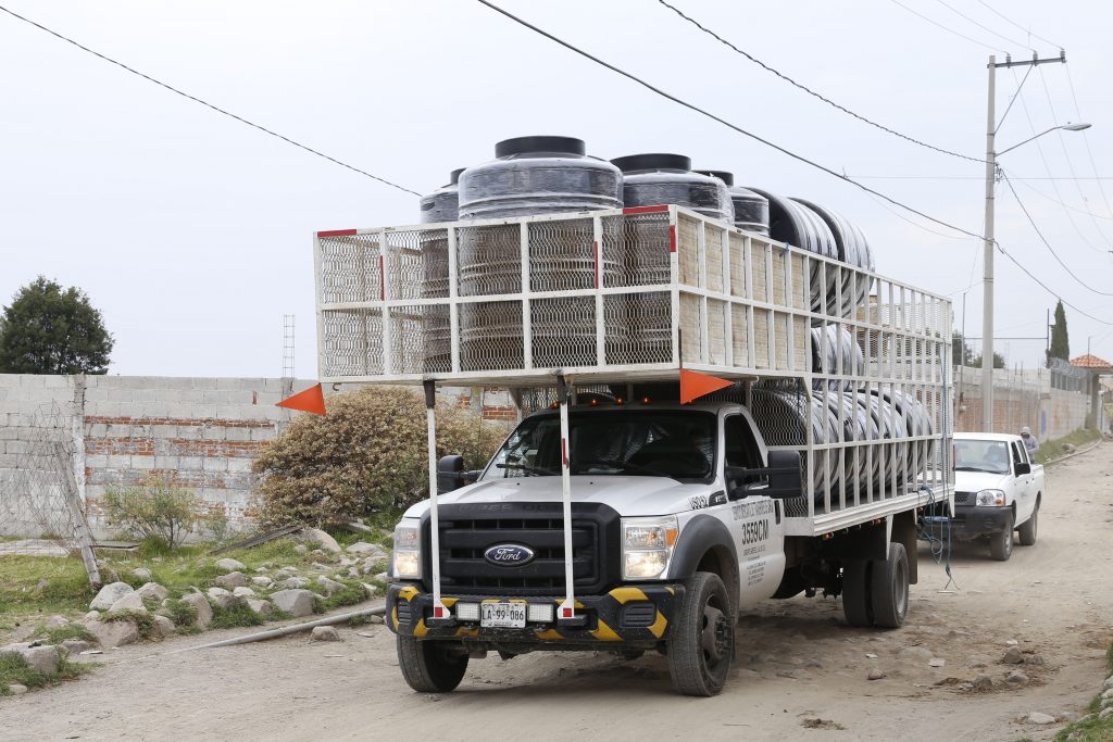 Entrega gobierno del estado 160 tinacos en zonas marginadas.