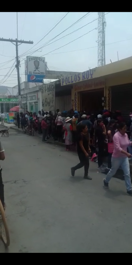Buena acción de rosticeria termina en aglomeración de gente en #Amozoc