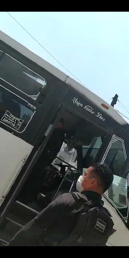 Pasajero y chofer de transporte público se trenzan a golpes en Amozoc