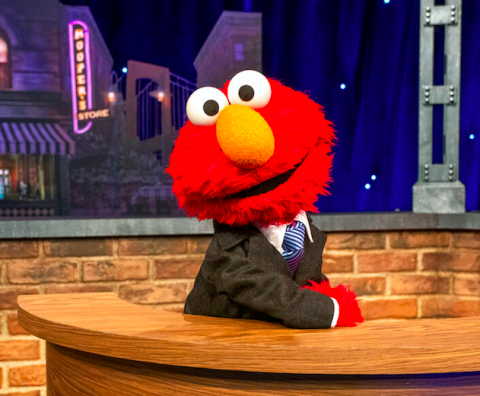 Elmo estrena talk show nocturno en HBO con grandes invitados