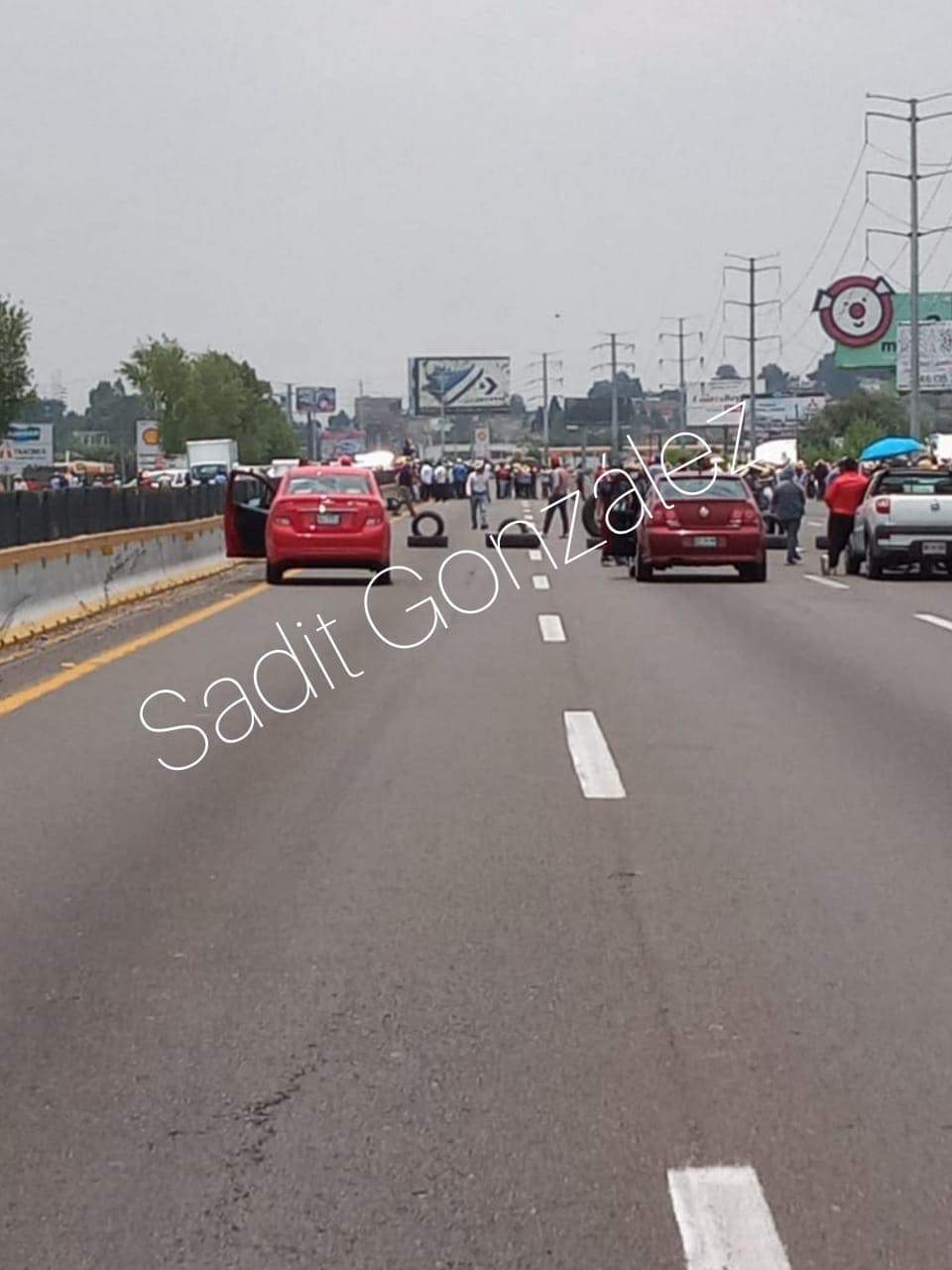Video desde Puebla: Un centenar de pobladores de San Antonio Mihuacán bloquea la Autopista México-Puebla a la altura de Xoxtla