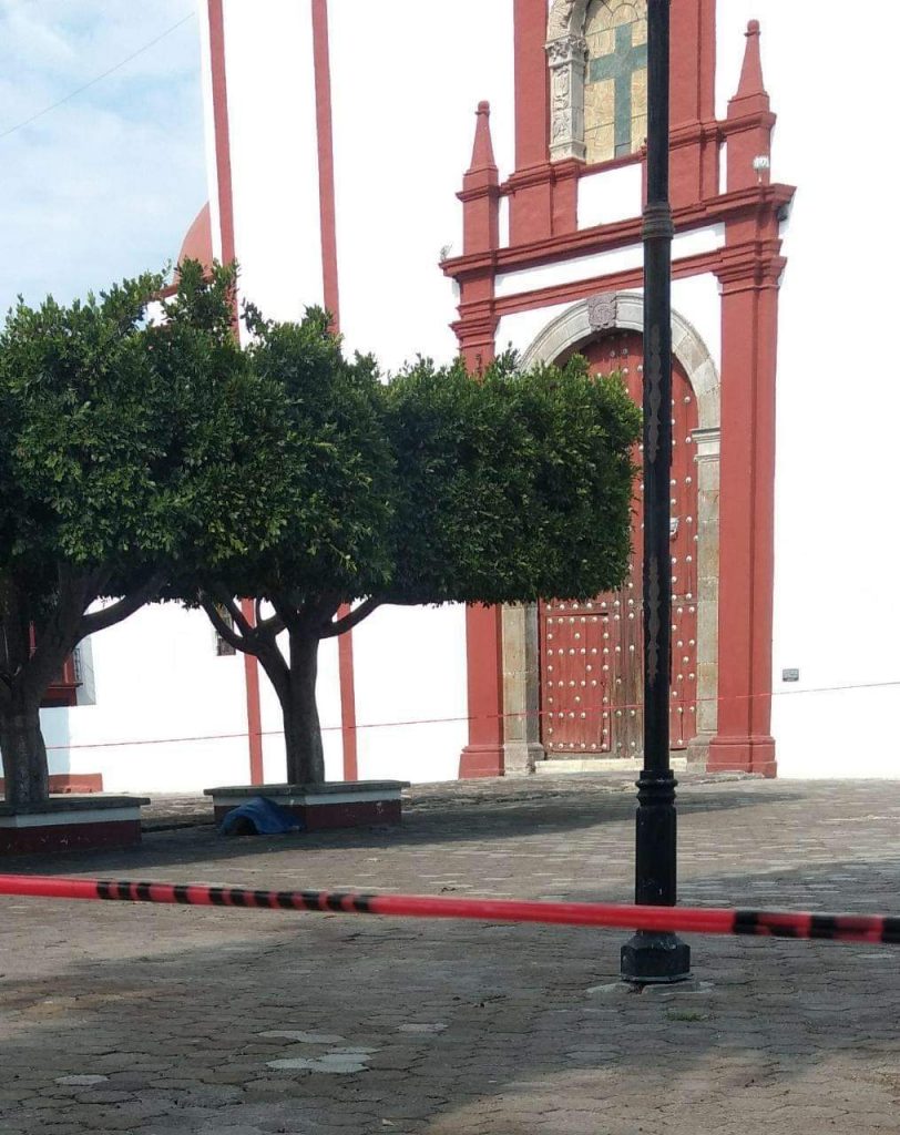 Muere hombre sobre la explanada de la iglesia de Tecali de Herrera,