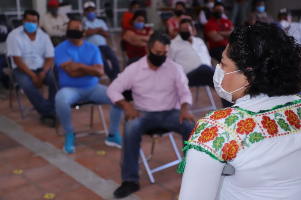 Pérez Popoca atiende mesa de trabajo con asociación de baños públicos