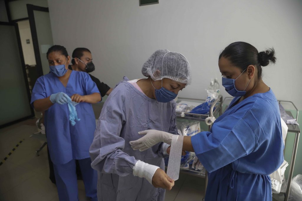 Capacita SESA a personal de enfermería sobre uso óptimo de equipo de protección ante COVID-19.