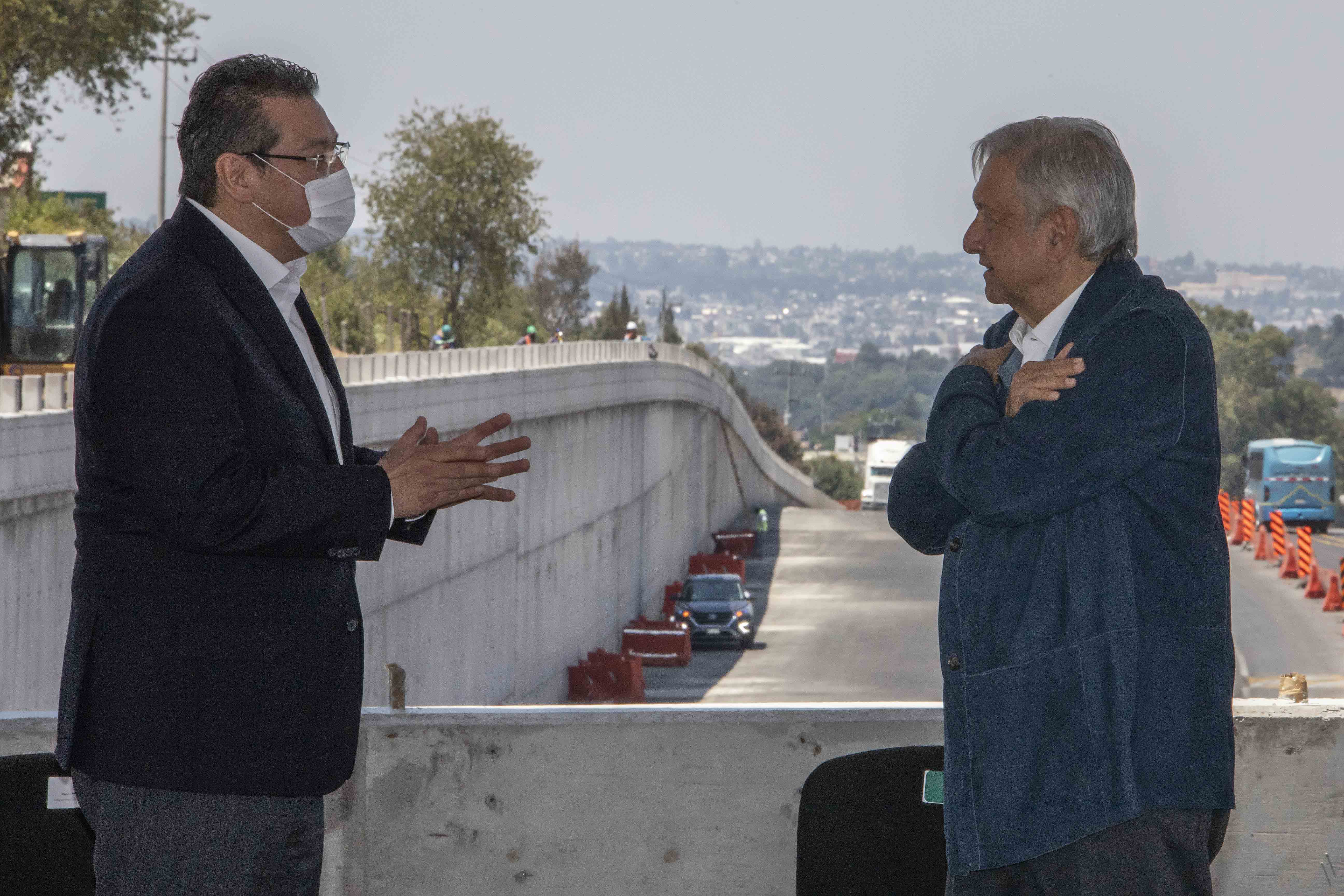 Presidente AMLO y Marco Mena supervisan obras de la carretera tlaxcala-Apizaco.