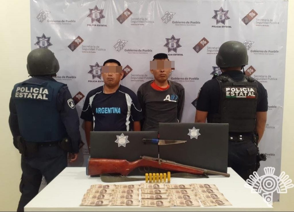 Asegura Policía estatal a dos presuntos asaltantes en Chilac