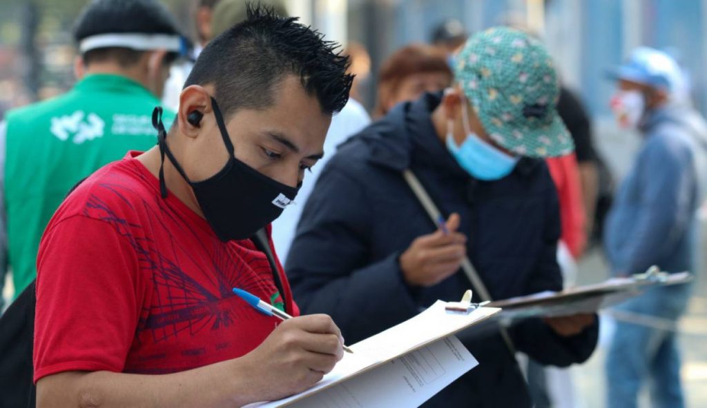 Con respecto al mes previo, fueron la disminución en 3.1 millones de los ausentes temporales con vínculo laboral