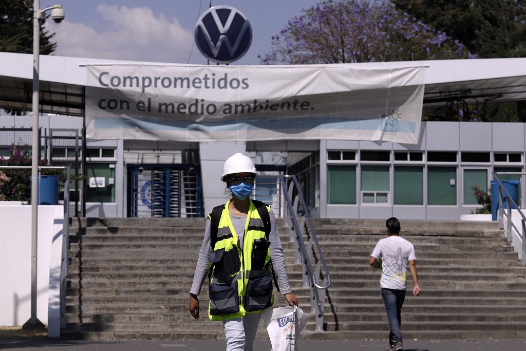 Empleados de la Volkswagen de México apenas recibirán el 65 por ciento de sus salarios en las dos quincenas de junio luego de retomar actividades, confirmó el sindicato