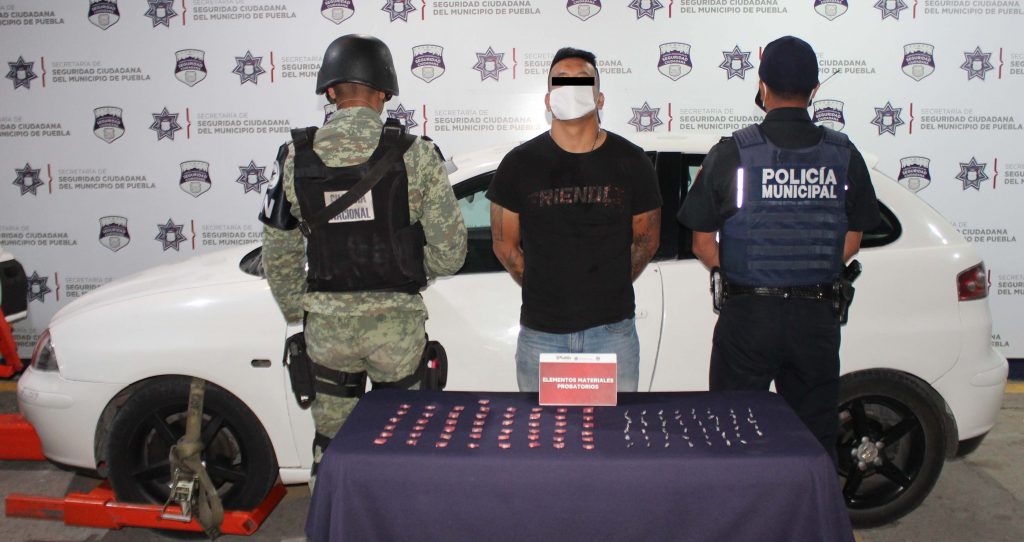 Aseguraron Guardia Nacional y Policía Municipal de Puebla alrededor de 100 dosis de posible droga; hay un hombre detenido.