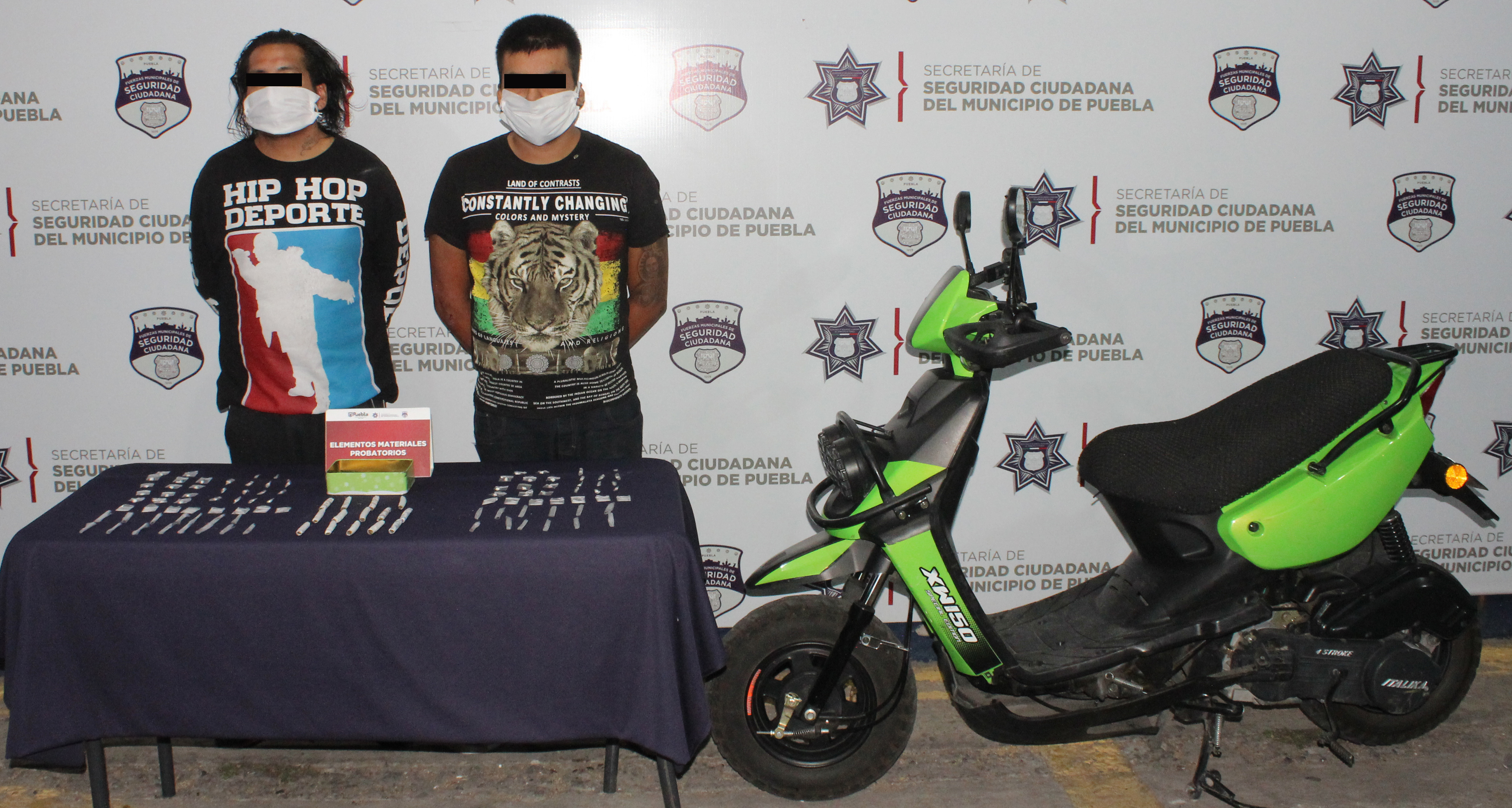 Detuvo policía municipal de Puebla a dos hombres en posesión de más de 100 dosis de posible droga.