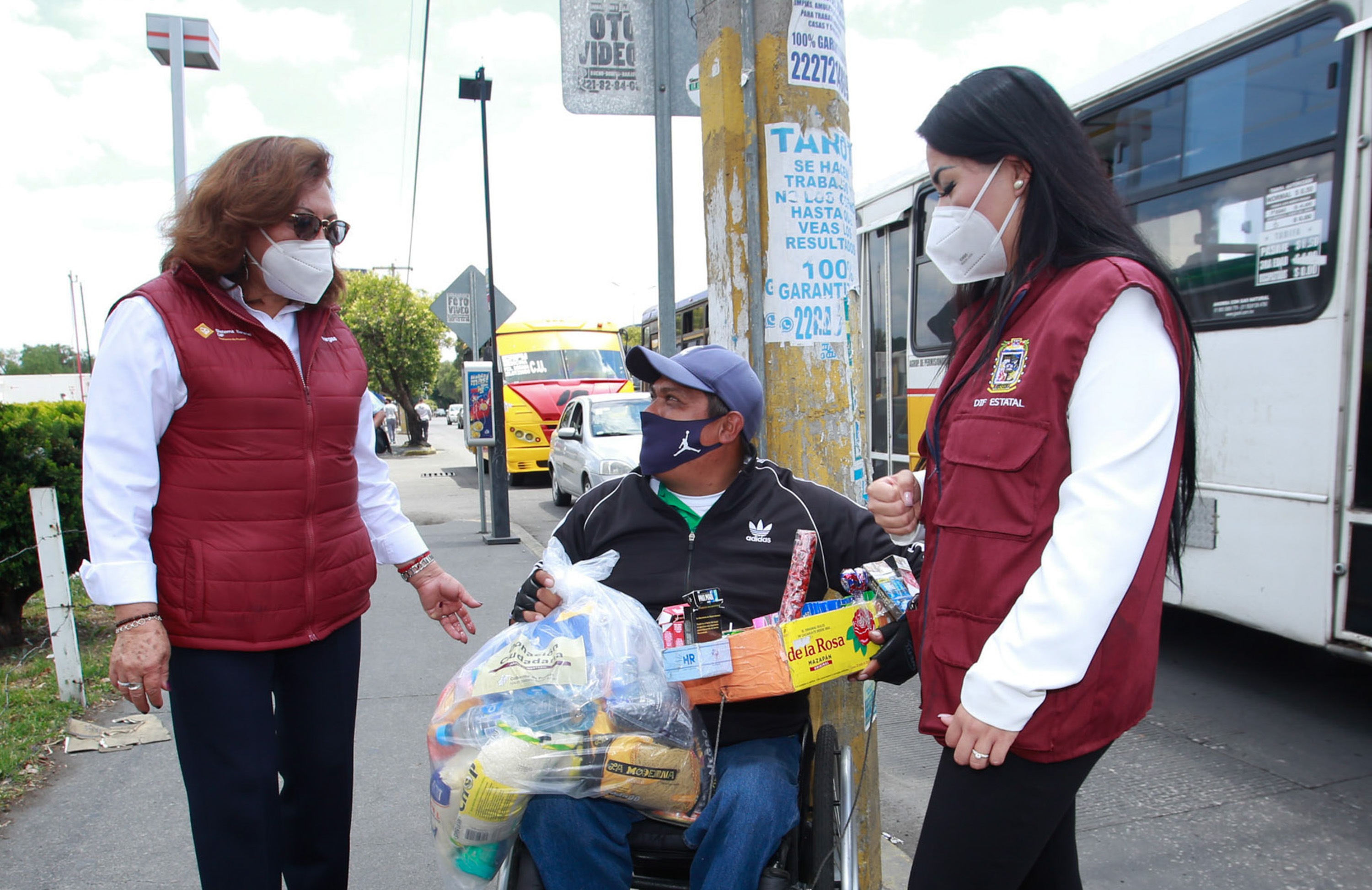 Entrega SEDIF apoyos alimentarios a personas que laboran en cruceros viales de Puebla