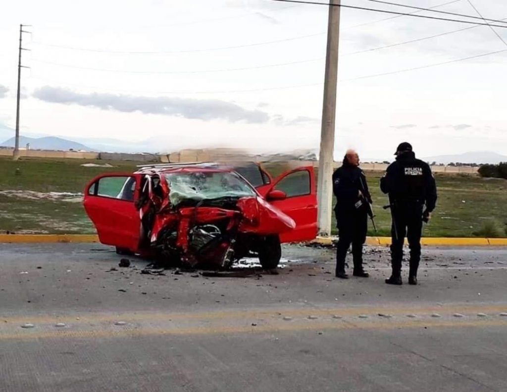 Familiares acusan a policías por robar pertenencias de automóvil accidentado