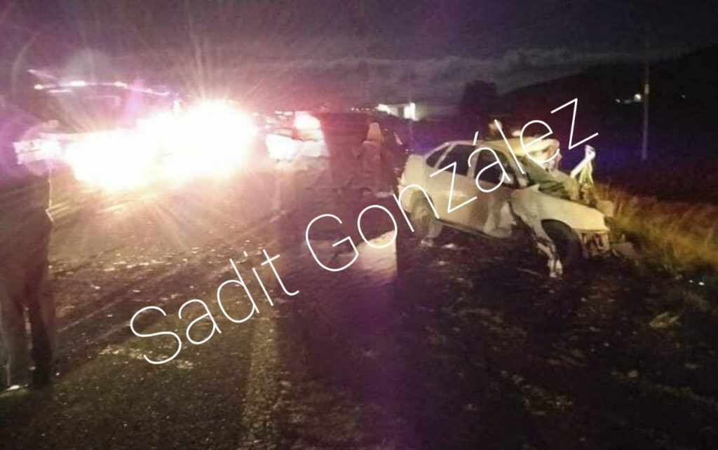 Dos muertos y un lesionado deja accidente en la federal Nautla-Amozoc