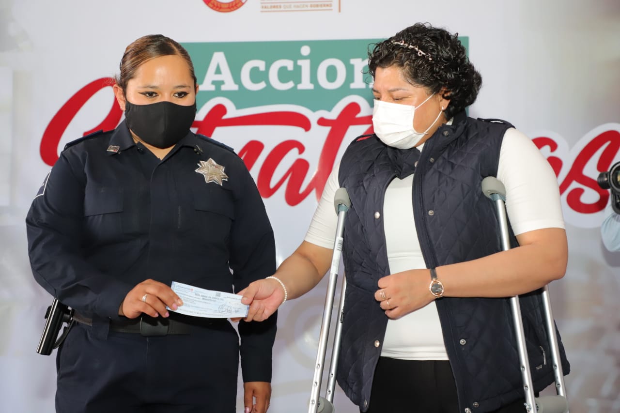 En San Andrés Cholula, la presidenta Karina Pérez entrega estímulos a policías municipales