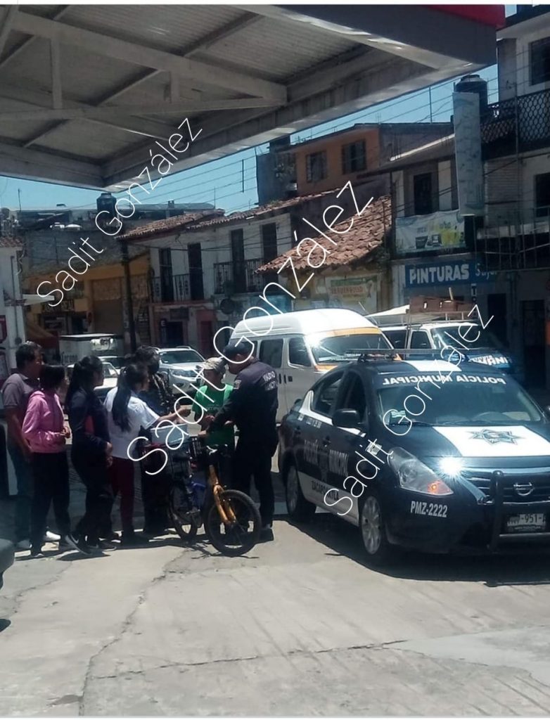 ¡Que poca! … Policía municipal de Zacapoaxtla le roba su bicicleta a un pequeño