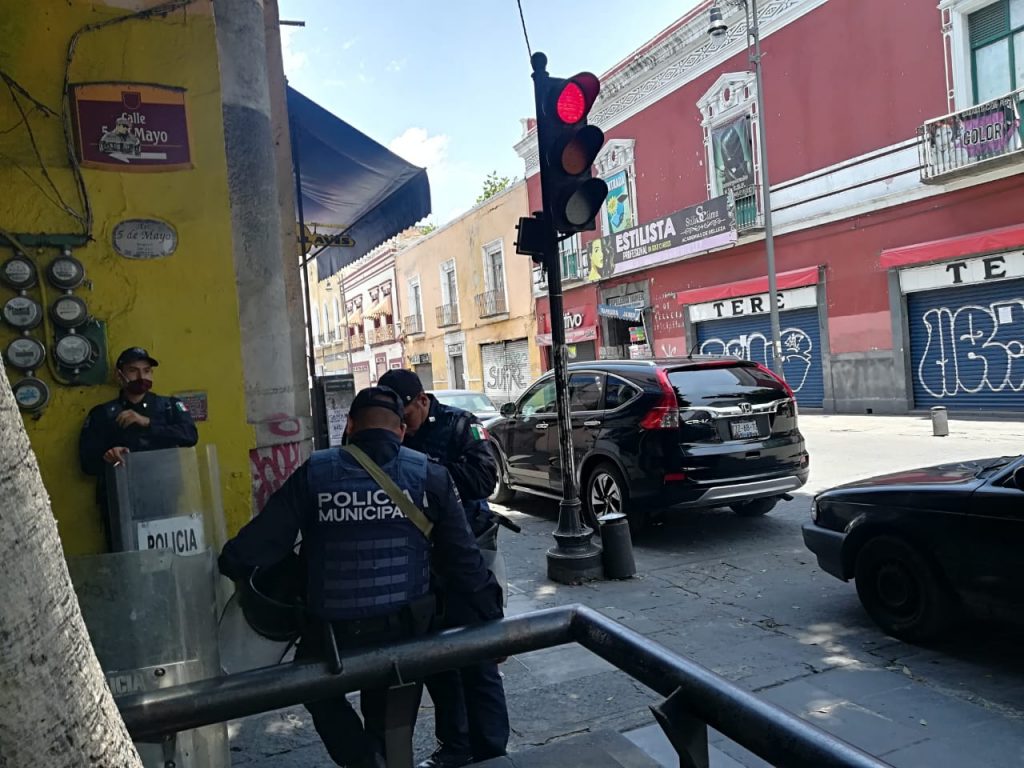 Video desde Puebla: Policía municipal realiza operativo contra los ambulantes en la 5 de Mayo y 8 poniente