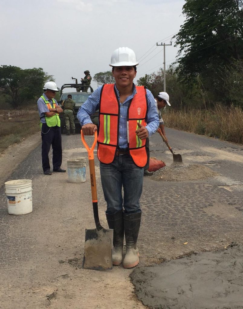 Víctor Torres repara baches de la Carretera Trapichillos-Bordo-Alzada