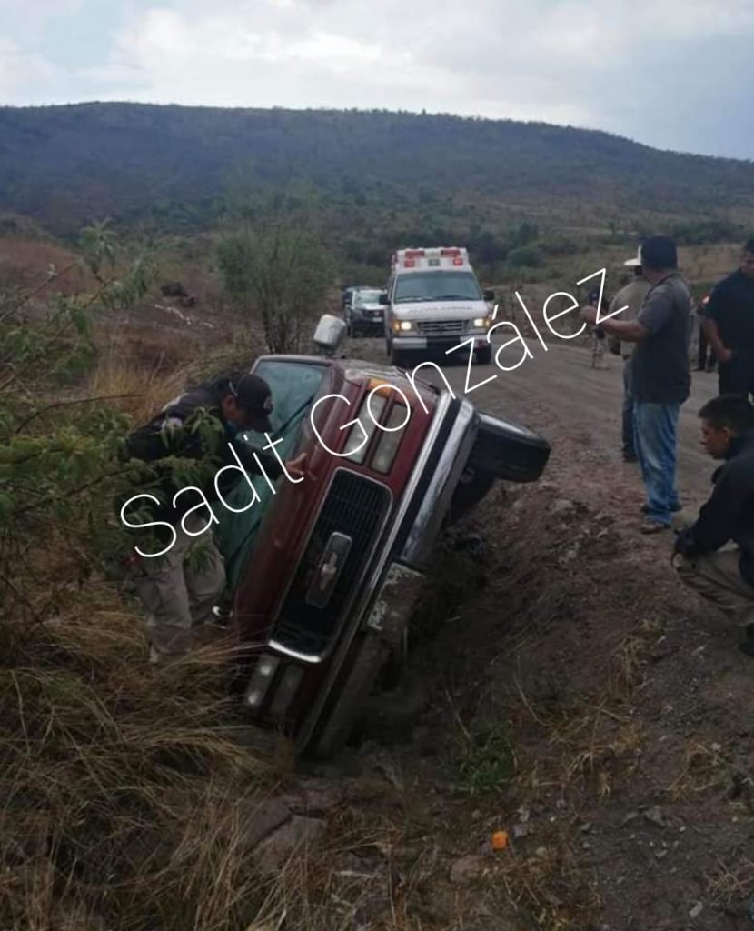 Vuelca camioneta con familia completa en la carrera que conduce a Coltzingo