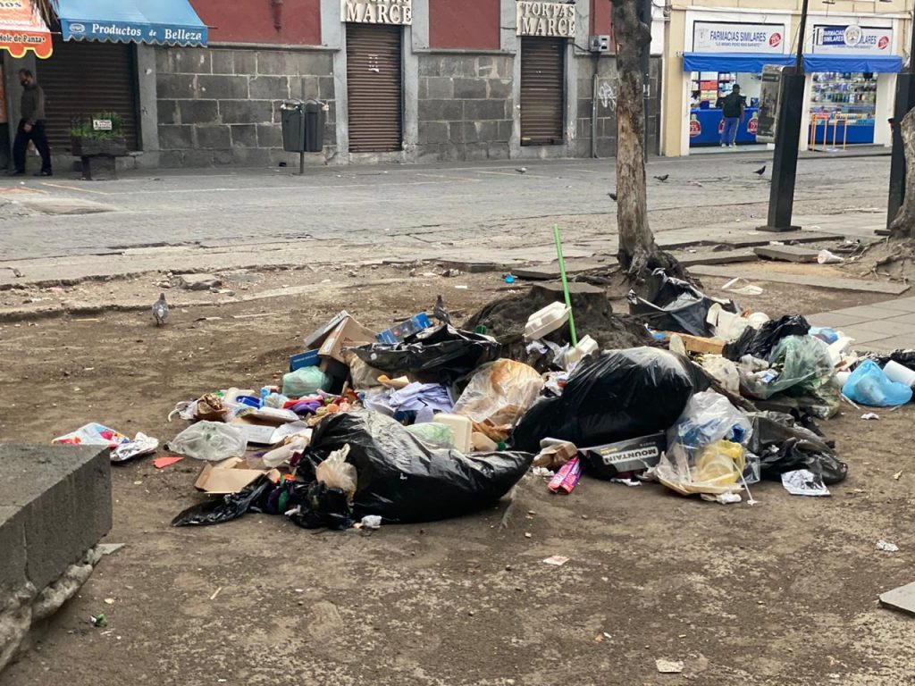 Ambulantes regresan al Centro Histórico y lo convierten en basurero