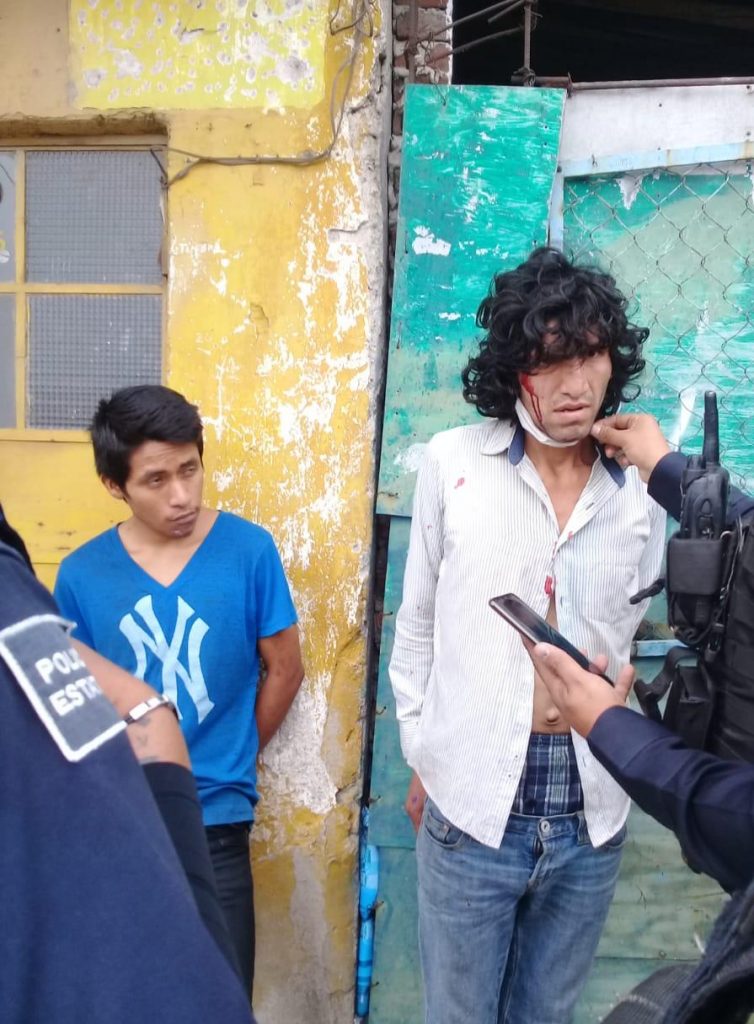Taxistas retienen y golpean a dos presuntos asaltantes
