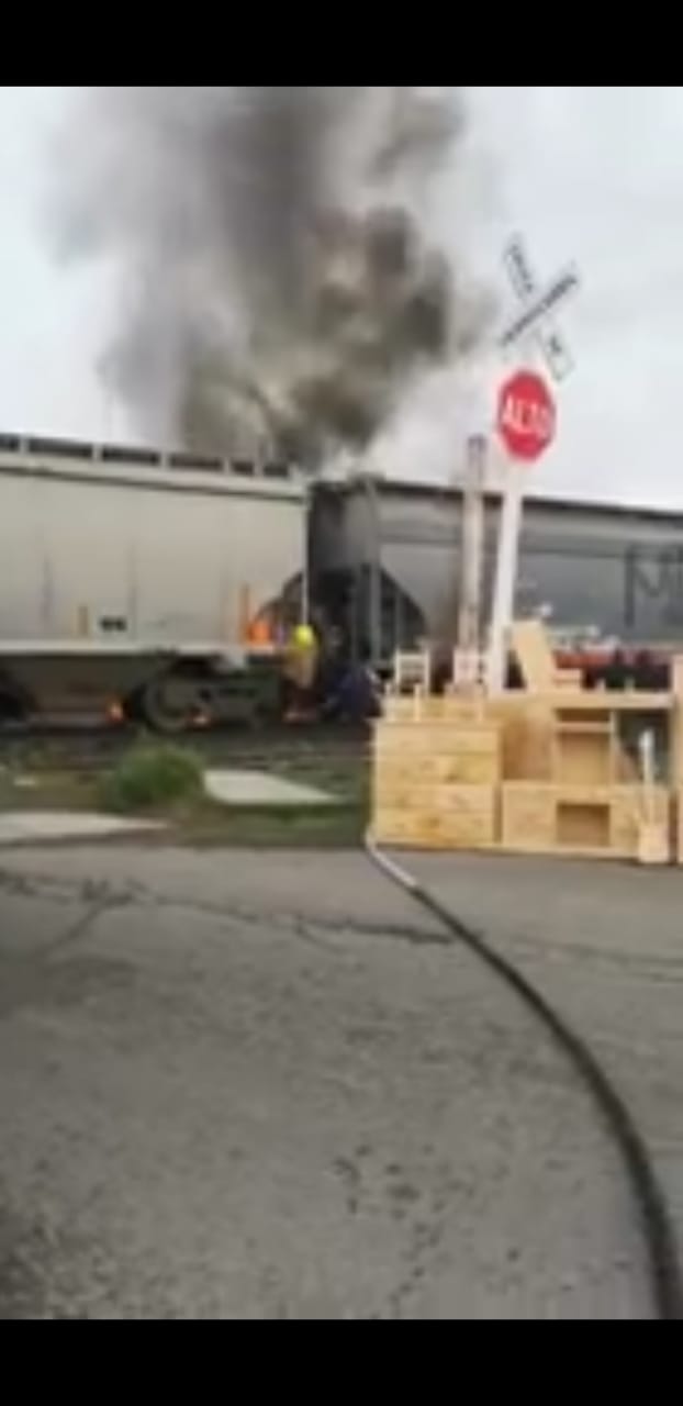 Videos desde Tlaxcala: Camión es arrastrado por tren en Huamantla, Tlaxcala y provoca incendio