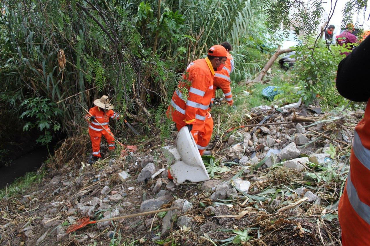 Organismo de limpia evita inundaciones con la limpieza preventiva de río y barrancas en Puebla capital