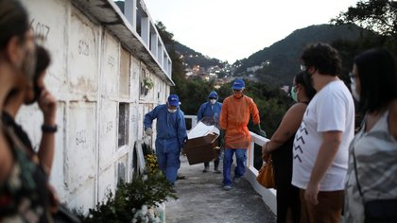 Brasil registra 1.185 muertes por COVID-19 en 24 horas