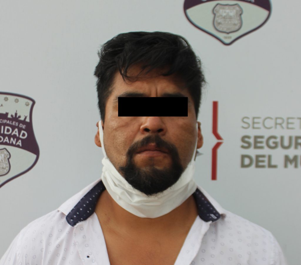 Detuvo Policía Municipal de Puebla a cuatro probables asaltantes de tienda Oxxo.