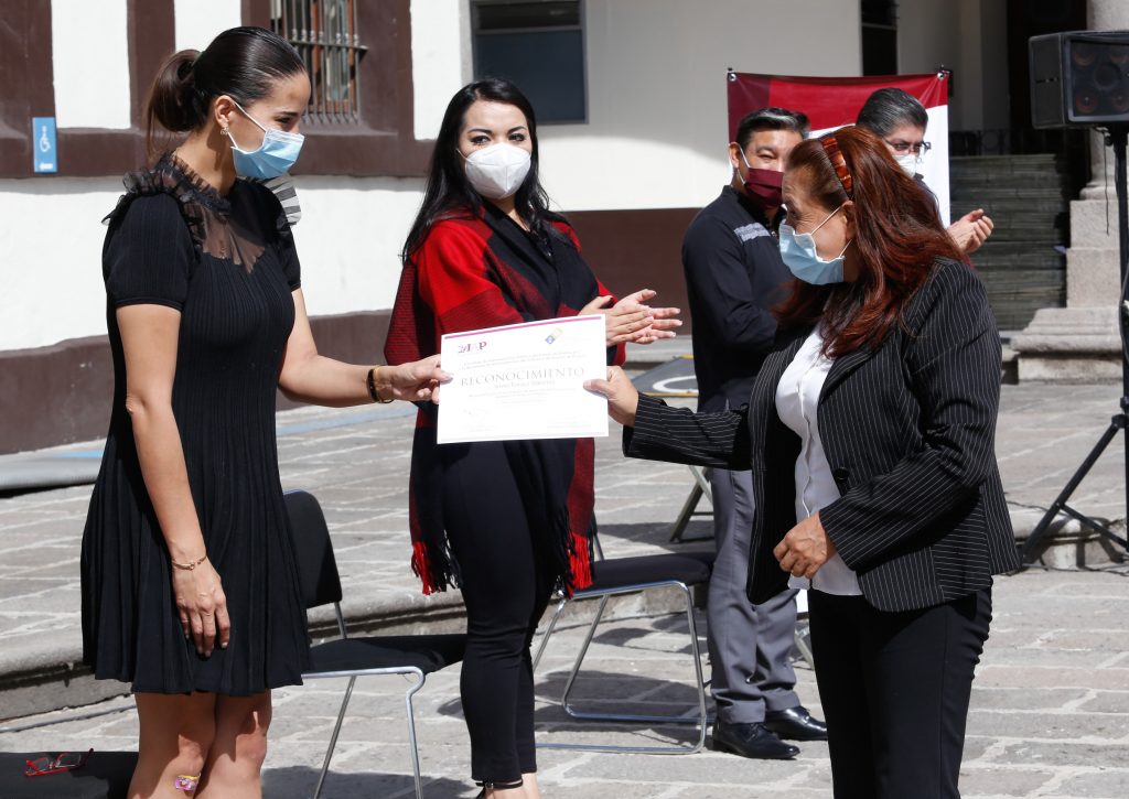 Reconoce SEDIF a personal capacitado por el IAP