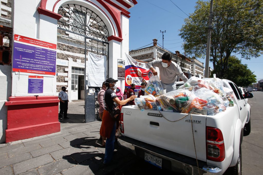 Beneficia SEDIF a 65 personas mayores de Cáritas con paquetes alimentarios