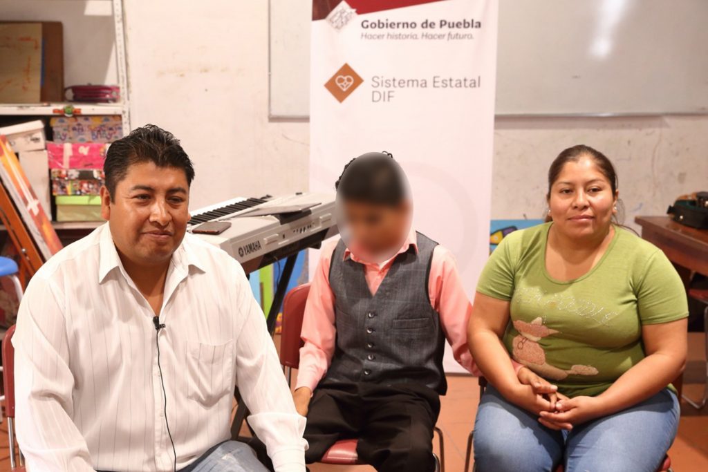 A través del canto, SEDIF mejora condición de adolescente con autismo y ceguera