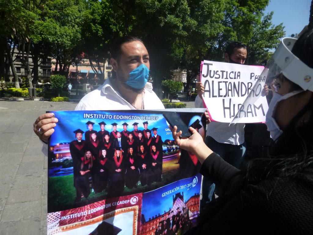 En el zócalo de la capital, padre de familia pide justicia por el asesinato de su hijo