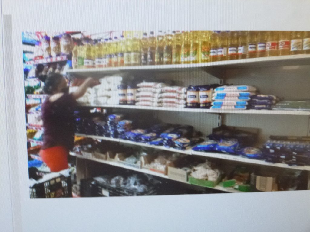 En comunidad de Matamoros los ciudadanos se organizan y ponen su propia tienda de productos básicos ante el olvido del ayuntamiento
