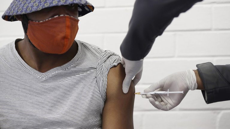 Personas en seis continentes prueban vacunas contra el COVID-19