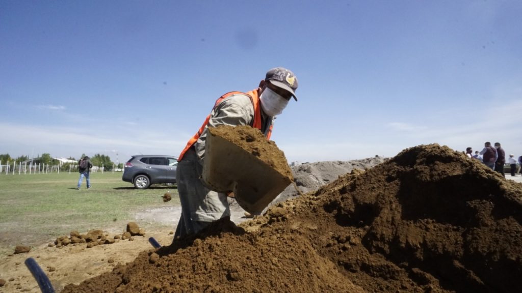 Supervisa Karina Pérez avances en la Secundaria de nueva creación de San Antonio Cacalotepec.