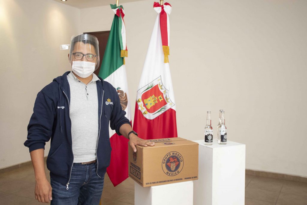 Recibe Sedeco donación de 300 caretas y 8 mil botellas de agua por parte de grupo modelo.