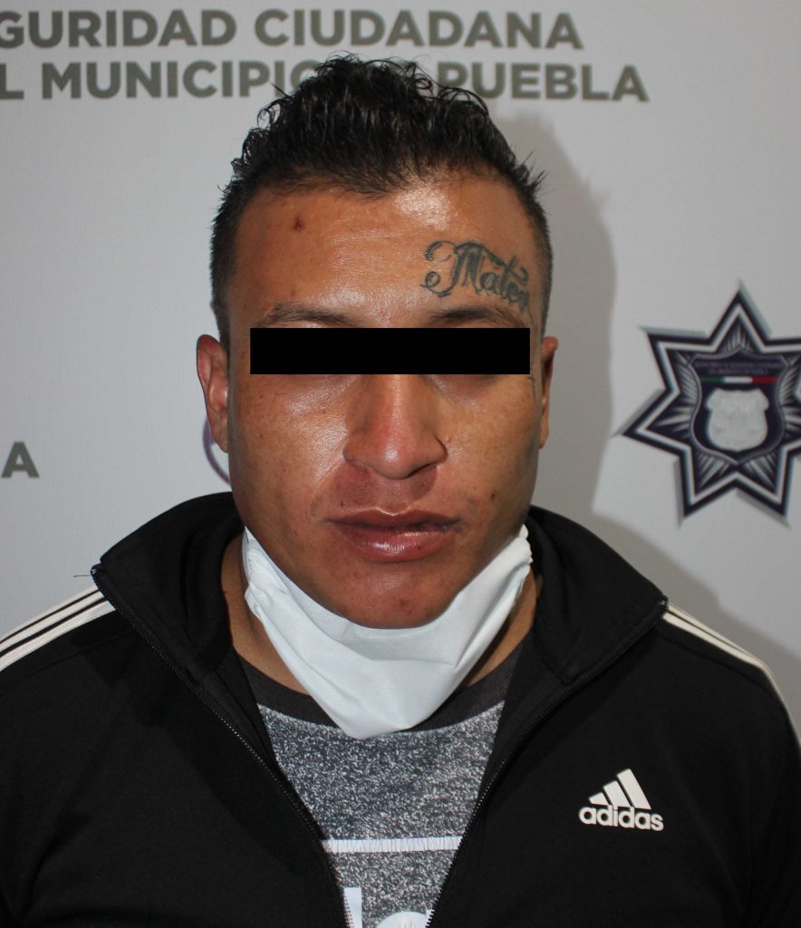 Aseguró policía municipal de Puebla alrededor de 30 dosis de posible droga;un hombre fue detenido.