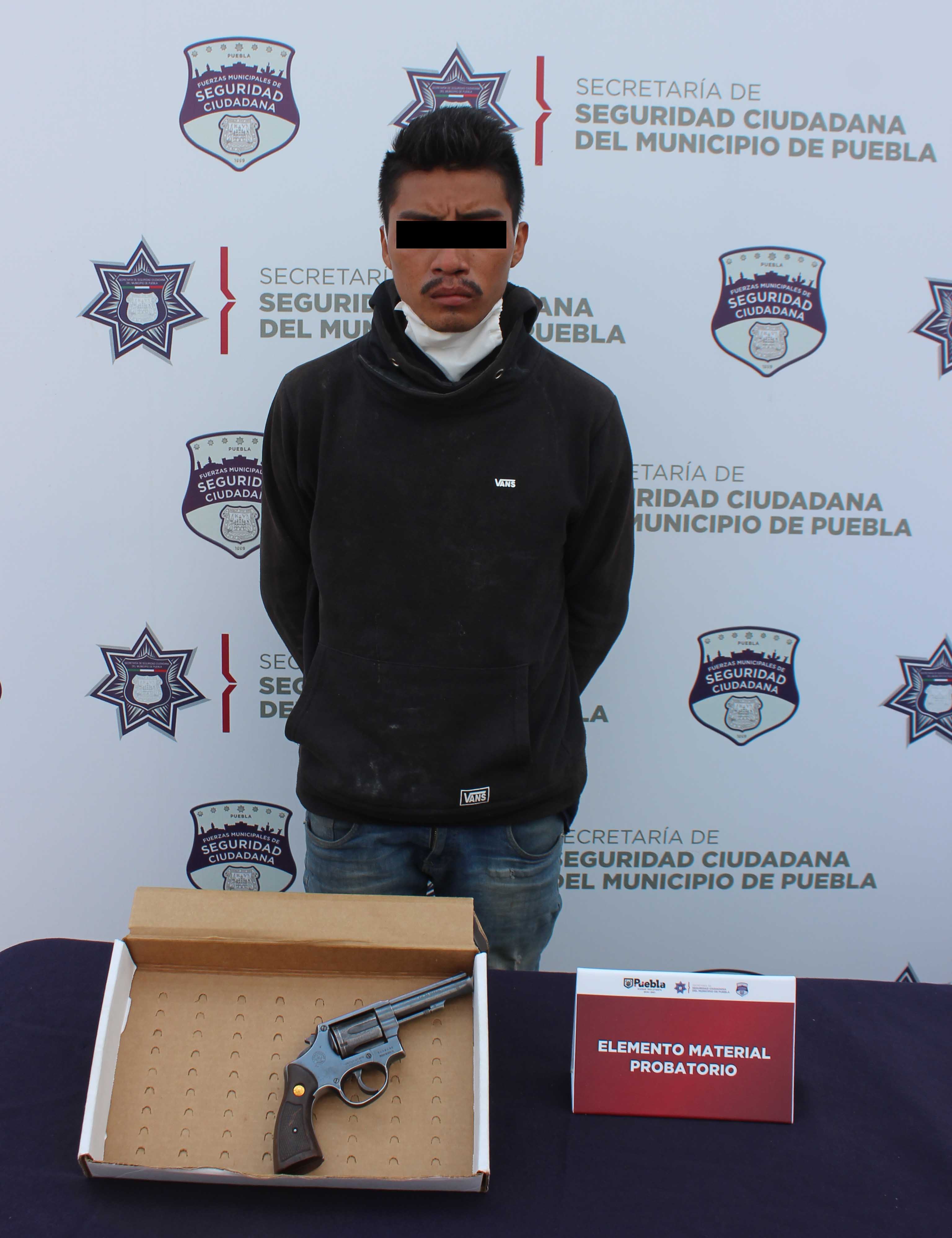 Detuvo policía municipal de Puebla a hombre por portación ilegal de arma de fuego.