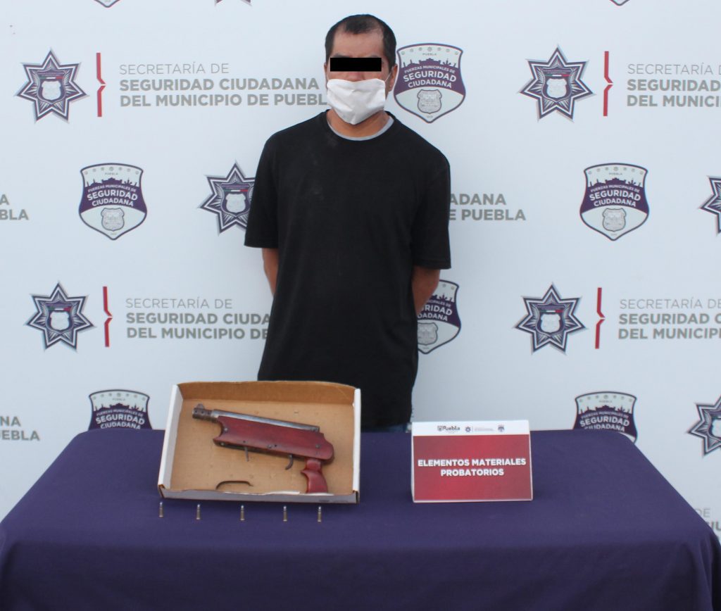 Detuvo Policía Municipal de Puebla a hombre por violencia familiar.