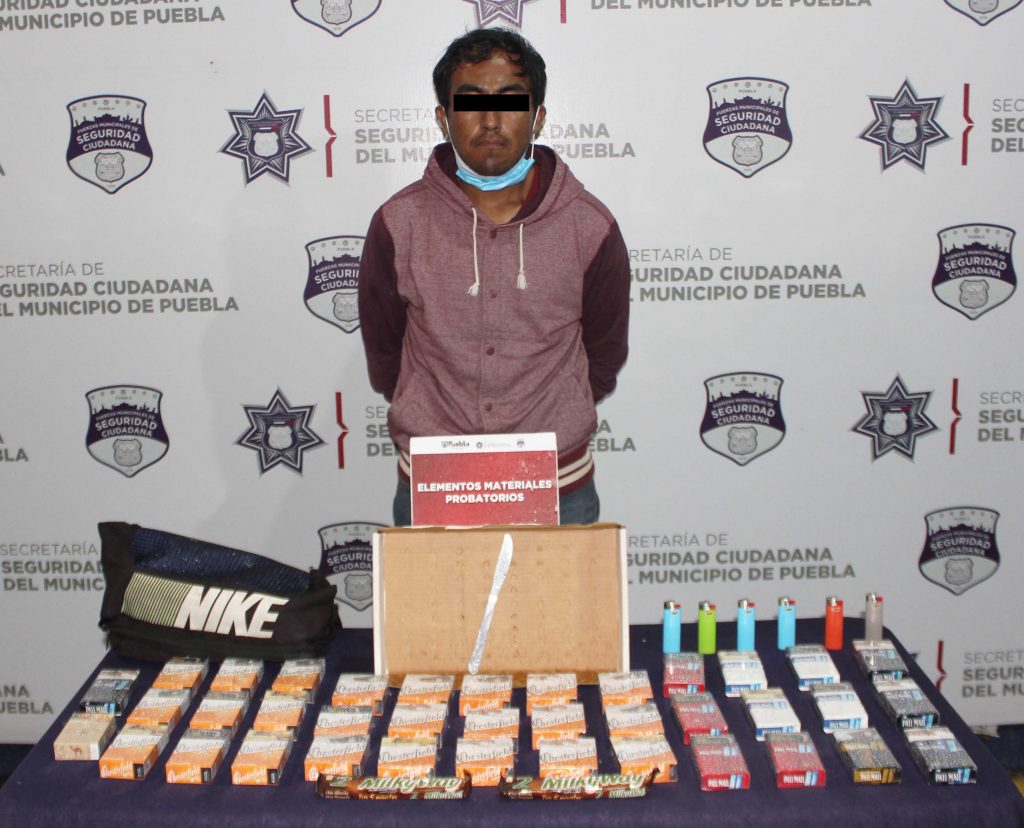 Detuvo Policía Municipal de Puebla a probable multiasaltante de tiendas Oxxo.