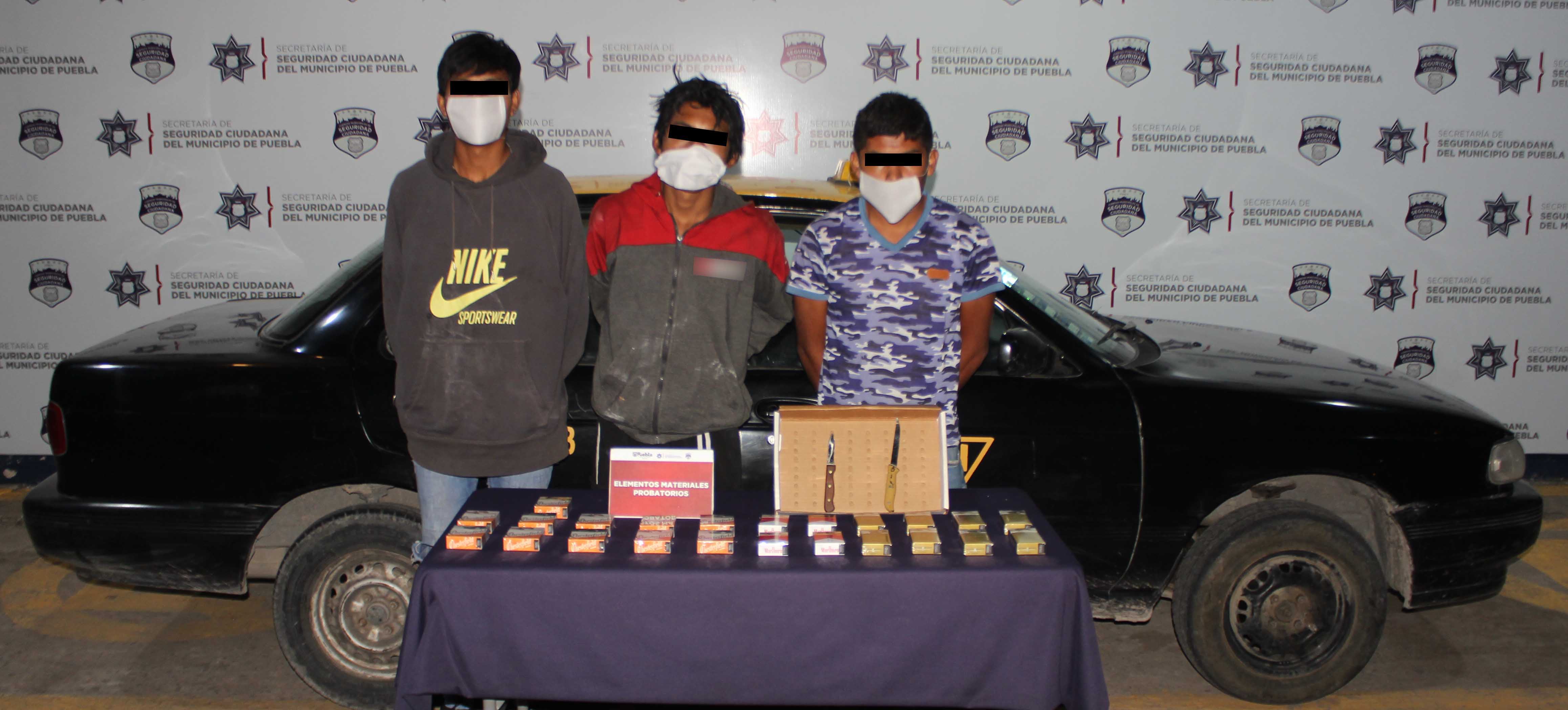 Detuvo Policía Municipal de Puebla a tres probables asaltantes de tiendas Oxxo.