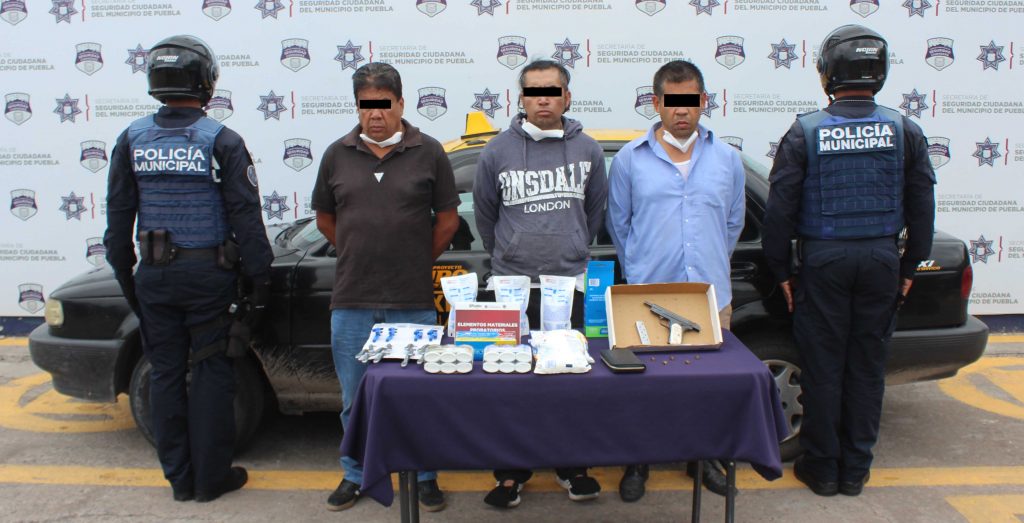 Detuvo policía municipal de Puebla a tres hombres por robo a repartidor de abarrotes.
