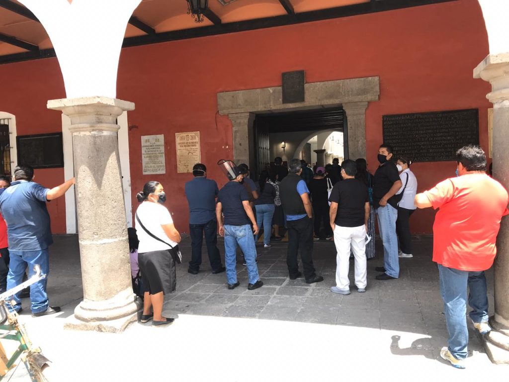 Comerciantes de San Pedro Cholula revientan y piden reapertura de sus espacios de venta